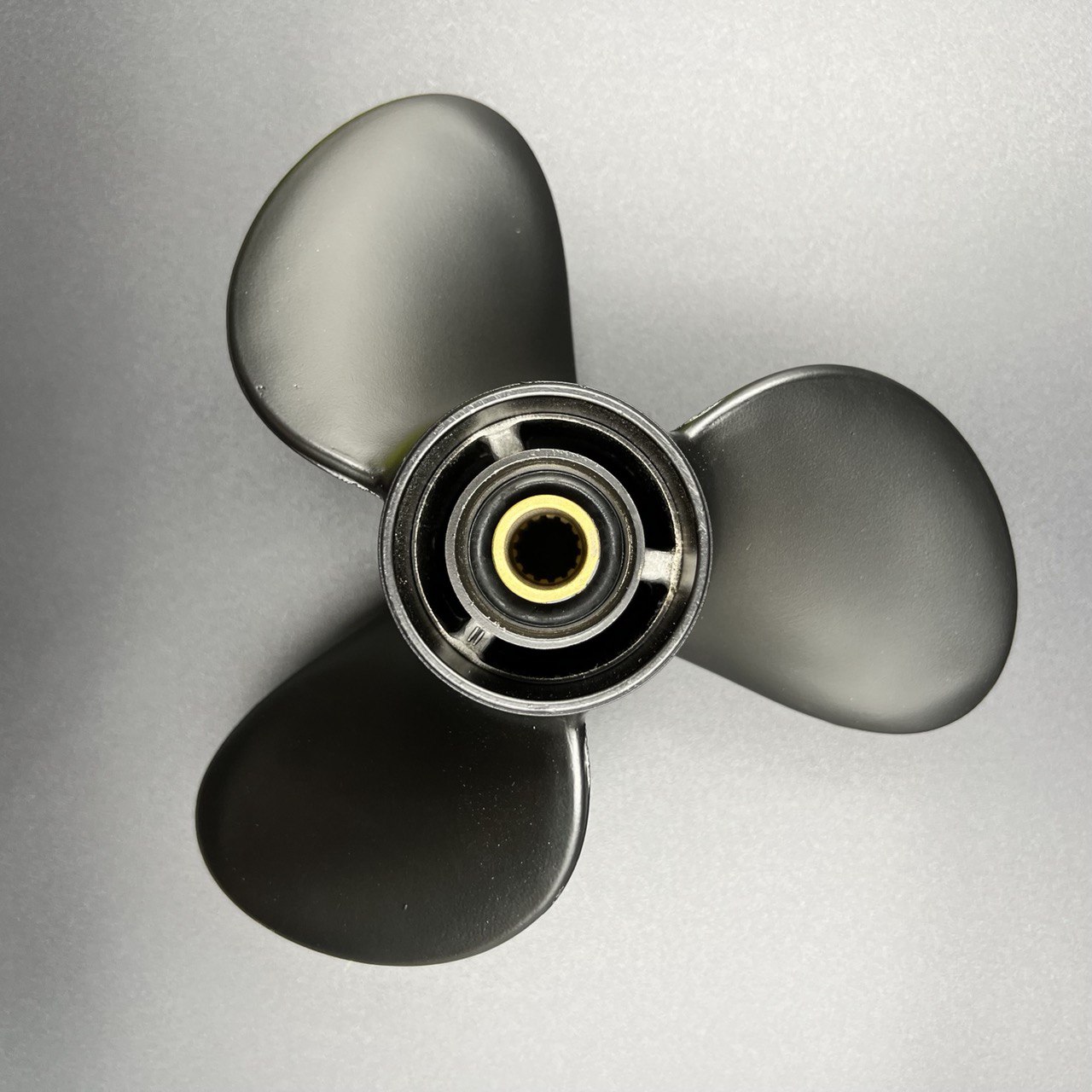 картинка Гребной винт Tohatsu 9.9-18 (3x9.5x11)