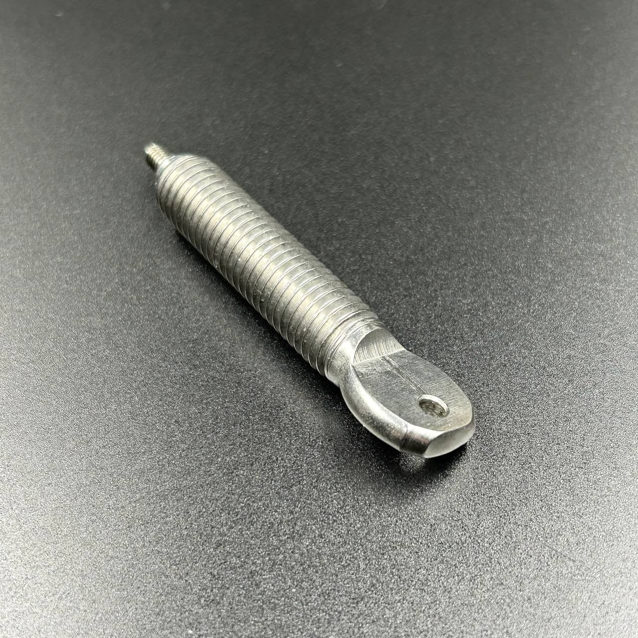 картинка Винт крепления двигателя Yamaha 9.9-30  (YUELANG)