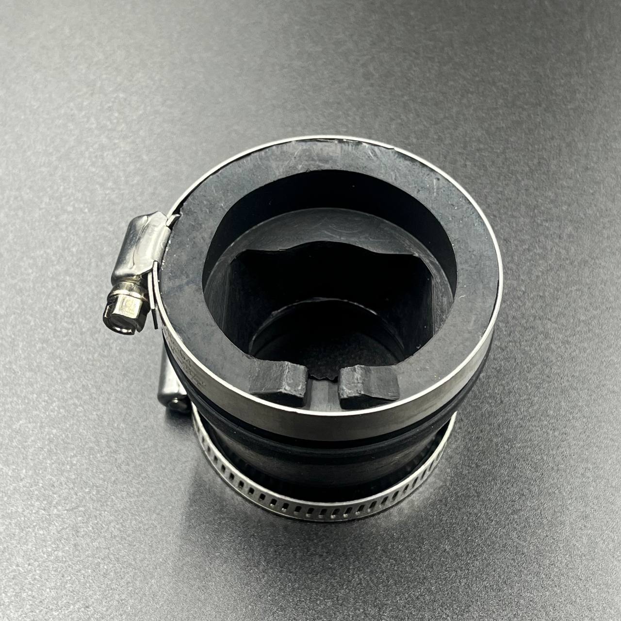картинка Патрубок впуска Yamaha Bravo 250 (8R4-13555-00) (KINETIX)