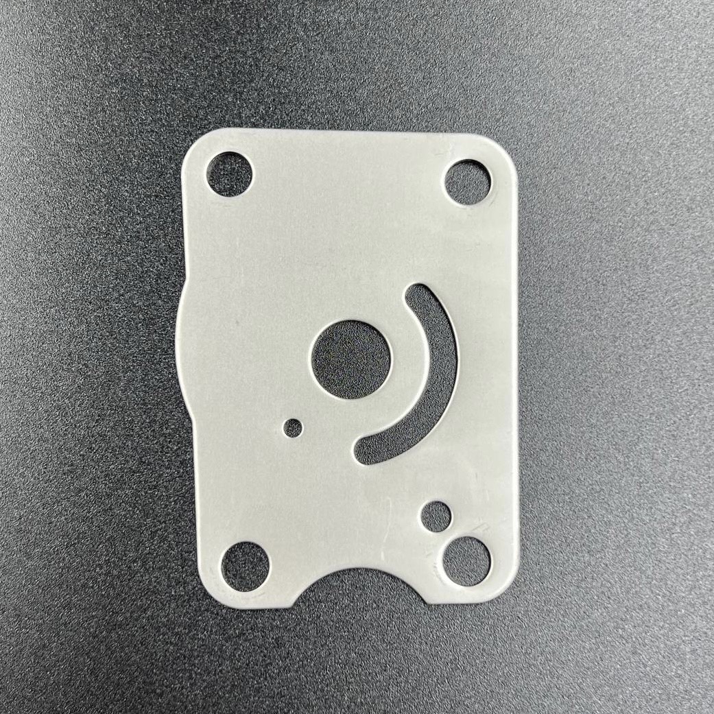 картинка Пластина помпы охлаждения Suzuki DF4-6, DF4-6(A) (Omax)