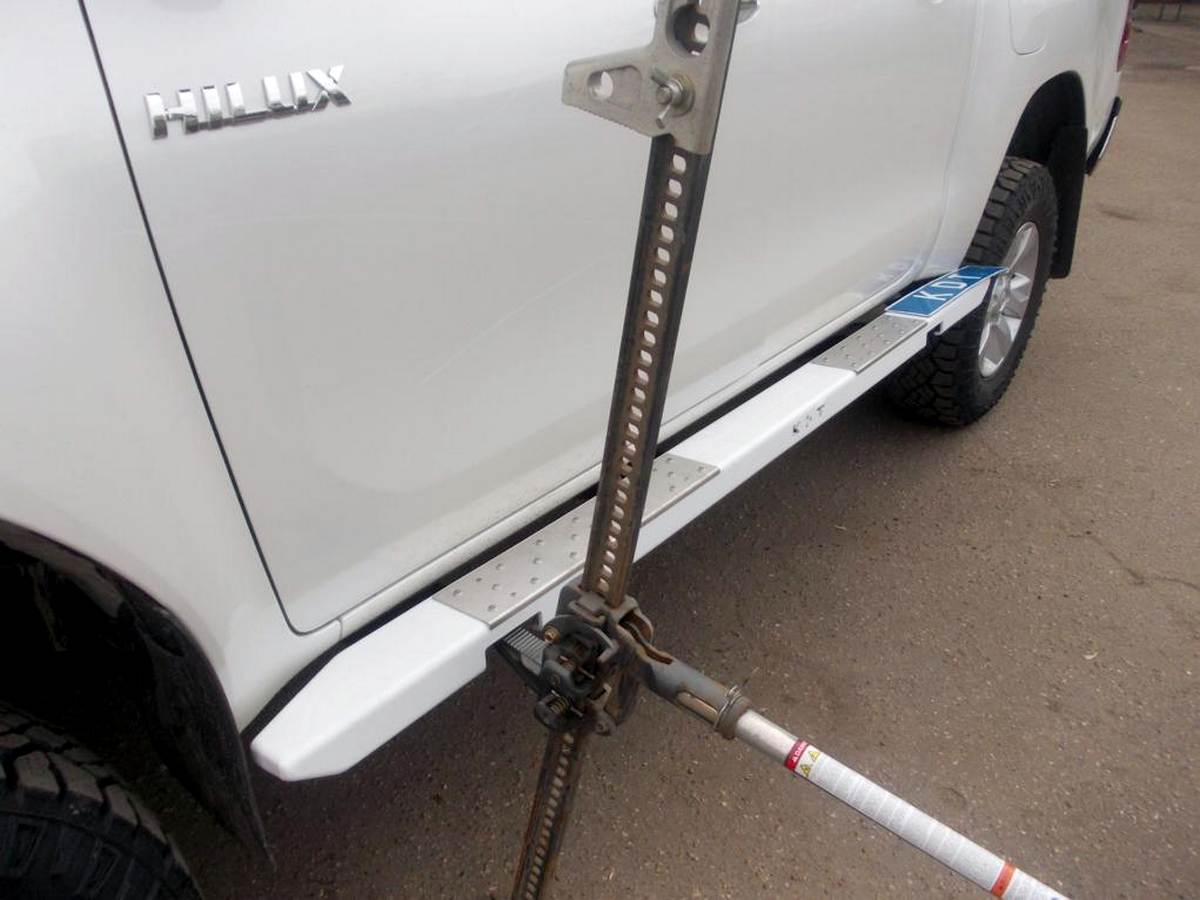 картинка Пороги силовые KDT для Toyota Hilux II поколения алюминий
