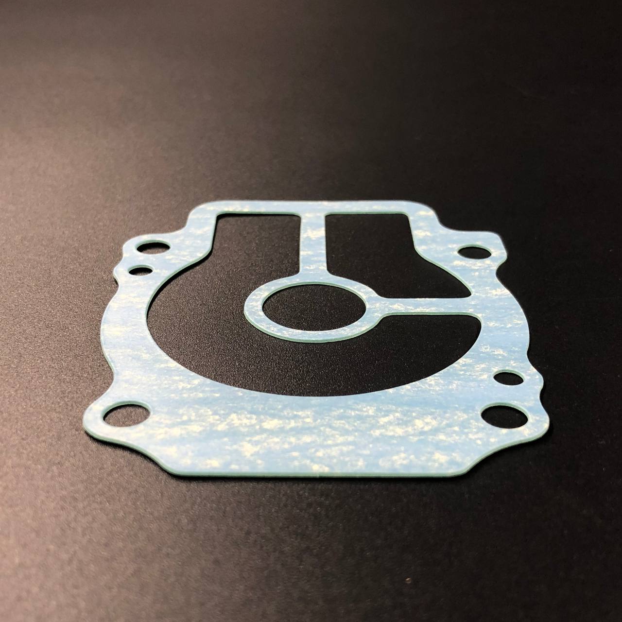 картинка Прокладка пластины помпы Suzuki DF25-30(A) (Suzuki)