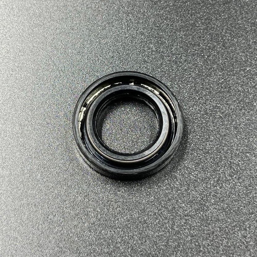 картинка Сальник вала переключения КПП Yamaha VK540 (15x25x5) (Yamaha)